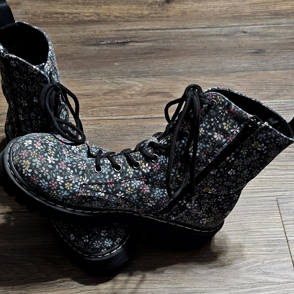 Sincerely Jules Harley Womens 8.5 L ace Up Combat Boot Black Floral Zip Up